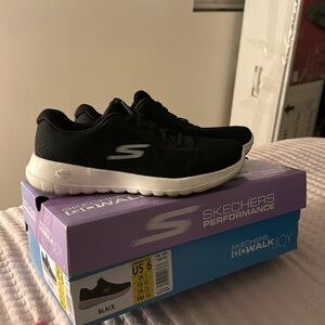 SKECHERS! Women’s shoes! Size 6